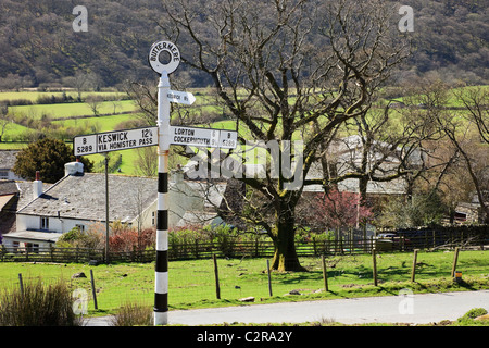 Signalisation routière au carrefour de Newlands Pass dans le parc national du district du lac. Buttermere, Cumbria, Angleterre, Royaume-Uni, Grande-Bretagne. Banque D'Images