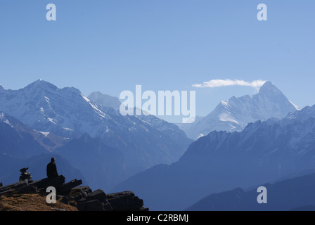 Le Garhwal Himalaya, Inde : le jet-stream fouets nuage par le sommet de Nanda Devi, vu depuis le point de vue de dessus Gorson. Banque D'Images