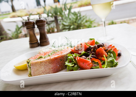 Saumon farci aux herbes avec salade du jardin de la Villa Romana Trattoria. Esplanade, Cairns, Queensland, Australie Banque D'Images