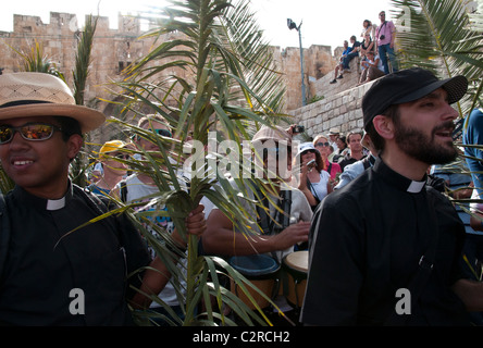 La procession des Rameaux va d'Betphage à Sainte Anne dans la vieille ville à travers le mont des Oliviers. Banque D'Images