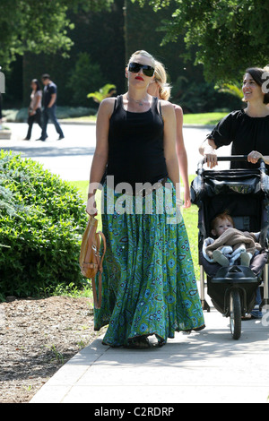 Gwen Stefani promenades dans Pasadena Avenue Park avec sa famille à Los Angeles, Californie - 28.05.08 WENN Banque D'Images
