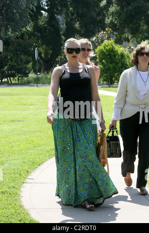 Gwen Stefani promenades dans Pasadena Avenue Park avec sa famille à Los Angeles, Californie - 28.05.08 WENN Banque D'Images