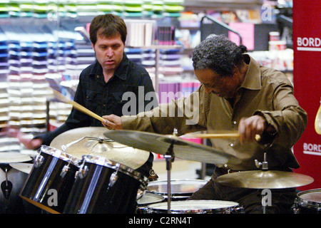 Le percussionniste de Jazz 'Chico' Foreststorn Hamilton réalise et signe des copies de son nouveau CD 'Frontières' Hamiltonia à Washington DC, Banque D'Images