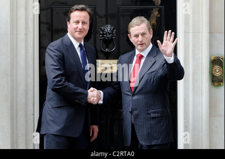 Le Premier Ministre irlandais (Taoiseach) Enda Kenny répond à la David Cameron au 10 Downing Street, Londres. Banque D'Images