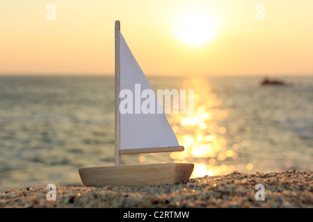 Maquette de bateau sur la plage Banque D'Images