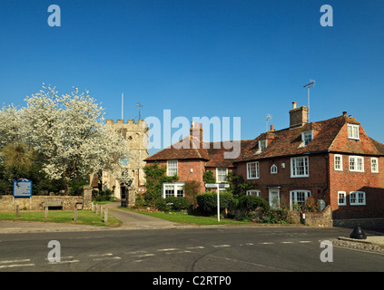 Le village de Kentish Appledore, et l'église de St Peter et St Paul. Banque D'Images