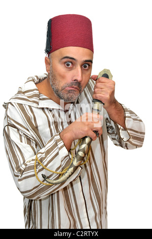L'homme arabe avec un poignard making funny faces isolées dans White Banque D'Images