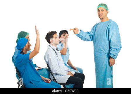 L'homme en question à ses collègues chirurgien et médecin femme conférence connaître la réponse Banque D'Images