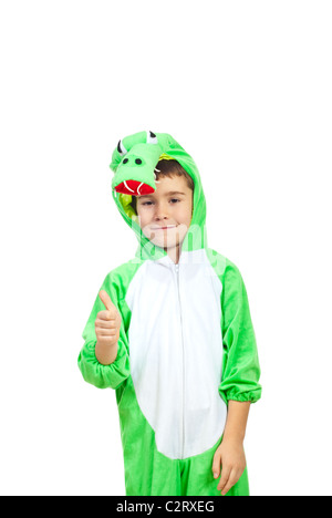 Petit garçon en costume de crocodile giving thumb up and smiling soft isolé sur fond blanc Banque D'Images