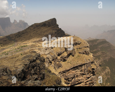 Montagnes du Simien, le nord de l'Ethiopie : Les randonneurs sont éclipsées par le paysage au-dessus de Chenek camp. Banque D'Images