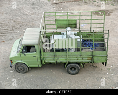 Quatre roues Mini camion transportant du transformateur électrique, Pune, Maharashtra, Inde Banque D'Images