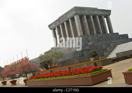 Grand angle horizontal de Ho Chi Minh's Mausoleum en place Ba Dinh. Banque D'Images