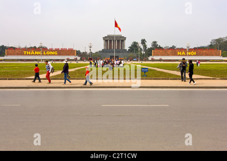 Grand angle horizontal de Ho Chi Minh's Mausoleum en place Ba Dinh de touristes posant pour une photo de groupe en face. Banque D'Images