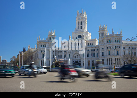 Le trafic dans la Plaza de la Cibeles, le Palais des Communications, Palacio de Comunicaciones, Madrid, Espagne, Europe, UNION EUROPÉENNE Banque D'Images