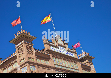 Drapeaux espagnols au-dessus de la Puerta Grande, arènes de Las Ventas, la Plaza de Toros Monumental de Las Ventas, Madrid, Espagne, Europe, UNION EUROPÉENNE Banque D'Images