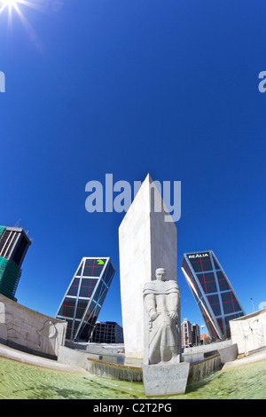 Tours Kio à la fin du Paseo de la Castellana, Torres Kio, la Puerta de Europa, Plaza de Castilla, Madrid, Espagne, Europe, UNION EUROPÉENNE Banque D'Images