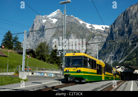 La gare de Grindelwald, avec à l'arrière du Wetterhorn, Oberland Bernois, Suisse Banque D'Images