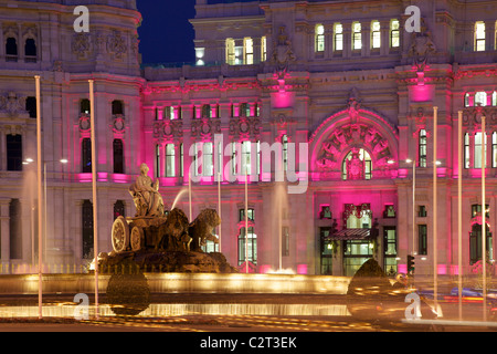 Cibeles Fountain sculpture Main Post Office Building Palacio de Communicaciones illuminations soirée Madrid Espagne Banque D'Images