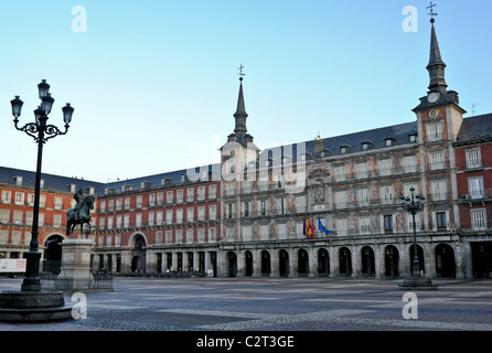 Tôt le matin dans la Plaza Mayor de Madrid, Espagne. Cette photo est de la place vide, y compris la statue de Felipe III Banque D'Images