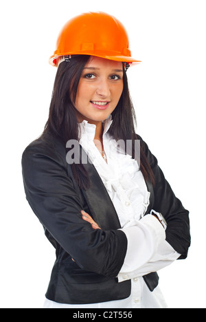 Portrait de jeune architecte femme debout avec les mains croisées et le port de casque orange isolé sur fond blanc Banque D'Images