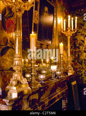 Cheminée en marbre, murs peints en vigueur, l'argent des chandeliers, bougies allumées, Banque D'Images