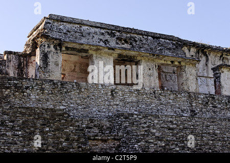 Détail de l'El Palacio (le Palais) un groupe de bâtiments reliés à Palenque, au Mexique. Banque D'Images