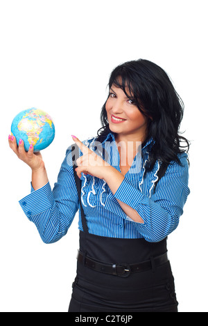 Beautiful business woman holding a globe et pointant à l'objet isolé sur fond blanc Banque D'Images