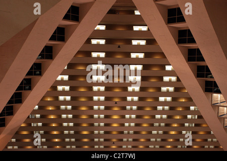Un balcon à l'intérieur de l'hôtel Luxor Pyramid Resort, hôtel et casino. L'intérieur des angles abrupts de chaque étage de l'hôtel. Las Vegas, Nevada. Banque D'Images