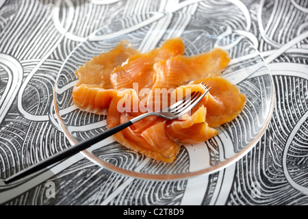 Sur une assiette de saumon fumé Banque D'Images