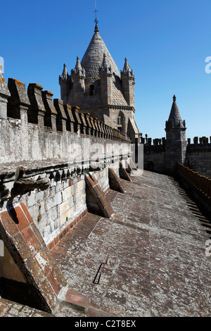 Des contreforts du toit de la cathédrale (Se) à Evora, Portugal. La Cathédrale d'Evora date du xiie siècle. Banque D'Images