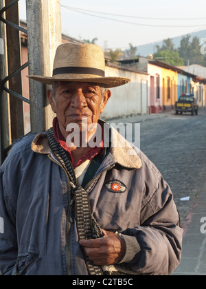 La tête à la taille d'un portrait d'une personne âgée qui est un sculpteur sur bois qui vend sa ware dans les rues d'Antigua, Guatemala. Banque D'Images