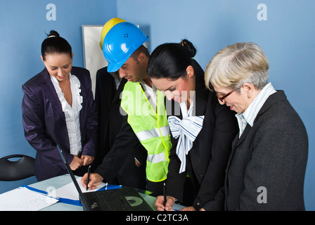 Cheerful architectes et ingénieurs ayant une réunion d'affaires dans le bureau et ils ont écrit ensemble la planification et Banque D'Images