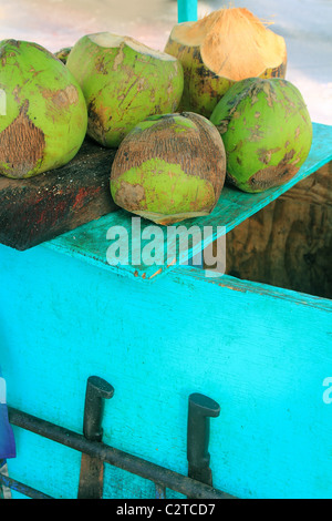 L'eau le jus de noix de coco panier traditionnel tropical beach Banque D'Images