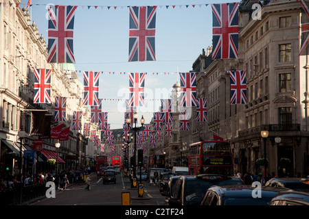 Je vois des drapeaux en haut de Regents Street pour commémorer le mariage royal entre le Prince William et Kate Middleton Banque D'Images