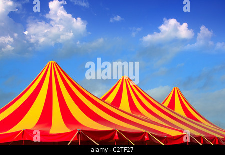 Tente de cirque rouge orange et jaune motif stripped blue sky Banque D'Images