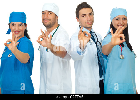 Une équipe de médecins montrant bien signer la main et standing in a row isolé sur fond blanc Banque D'Images