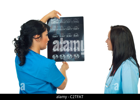 Deux radiologues woman holding a l'imagerie par résonance magnétique et des commentaires et discuter ensemble isolé sur fond blanc Banque D'Images