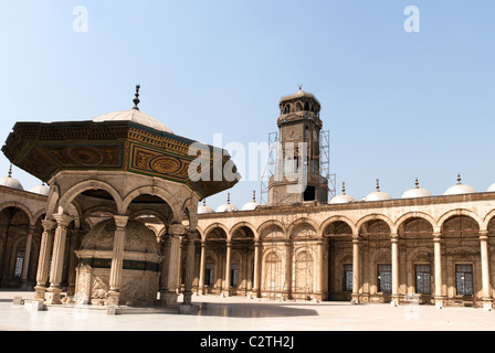 Cour intérieure et Colonnade de la mosquée Mohamed Ali - Le Caire, La Citadelle de Saladin, de Basse Egypte Banque D'Images