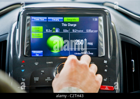 Tableau de bord d'une Chevrolet Volt hybride plug-in voiture électrique/gaz montrant l'utilisation électrique et l'état de charge de la batterie Banque D'Images