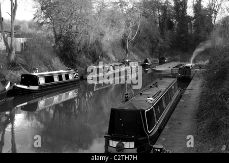 Canal bateaux amarrés à Foxton, Leicestershire. Banque D'Images