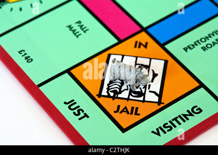 Un morceau de chien en prison sur un jeu de monopoly board UK Banque D'Images