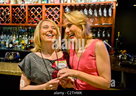 Les participants de Speed dating dans le bar d'un restaurant en Californie. Dans speed dating, hommes et femmes sont tournées pour répondre Banque D'Images