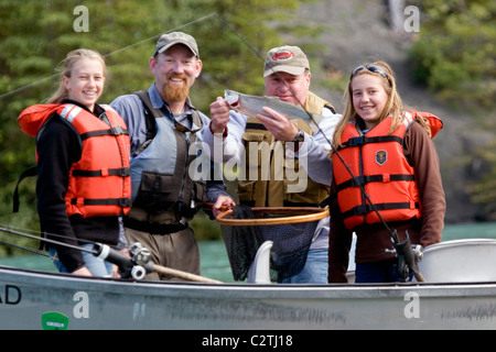 Famille & Guide montrant outre de la truite par bateau dérive rivière Kenai Péninsule Kenai en Alaska Banque D'Images