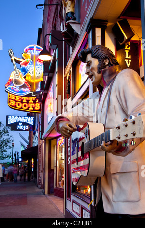 Statue d'Elvis à l'extérieur d'une boutique sur Broadway dans le centre de Nashville Tennessee USA Banque D'Images