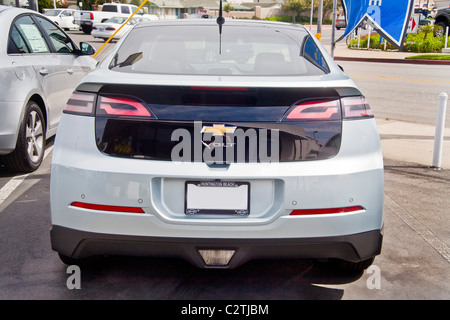 Le nom d'une nouvelle Chevrolet Volt voiture hybride essence-électricité a la foudre grâce à elle ainsi que l'habituel logo Chevrolet. Banque D'Images