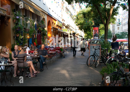 Bars et cafés dans une rue animée de Berlin Banque D'Images