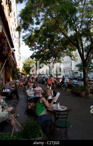 Bars et cafés dans une rue animée de Berlin Banque D'Images