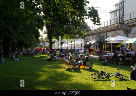 Bars et cafés dans une rue animée de Berlin Banque D'Images