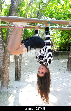 Latin hispanic teenager girl playing in park playground Mexique Banque D'Images