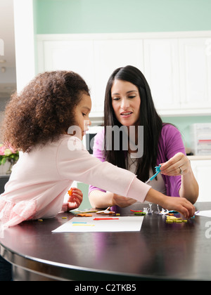 Mère et fille ensemble faire de l'artisanat Banque D'Images